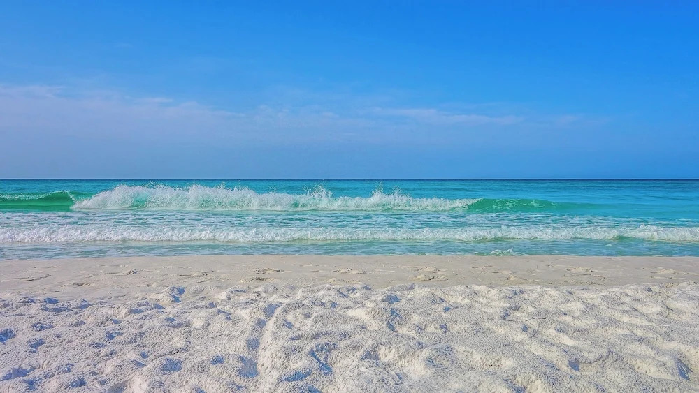 Pet Friendly - 2 Community Pools - Modern Beach House Charm