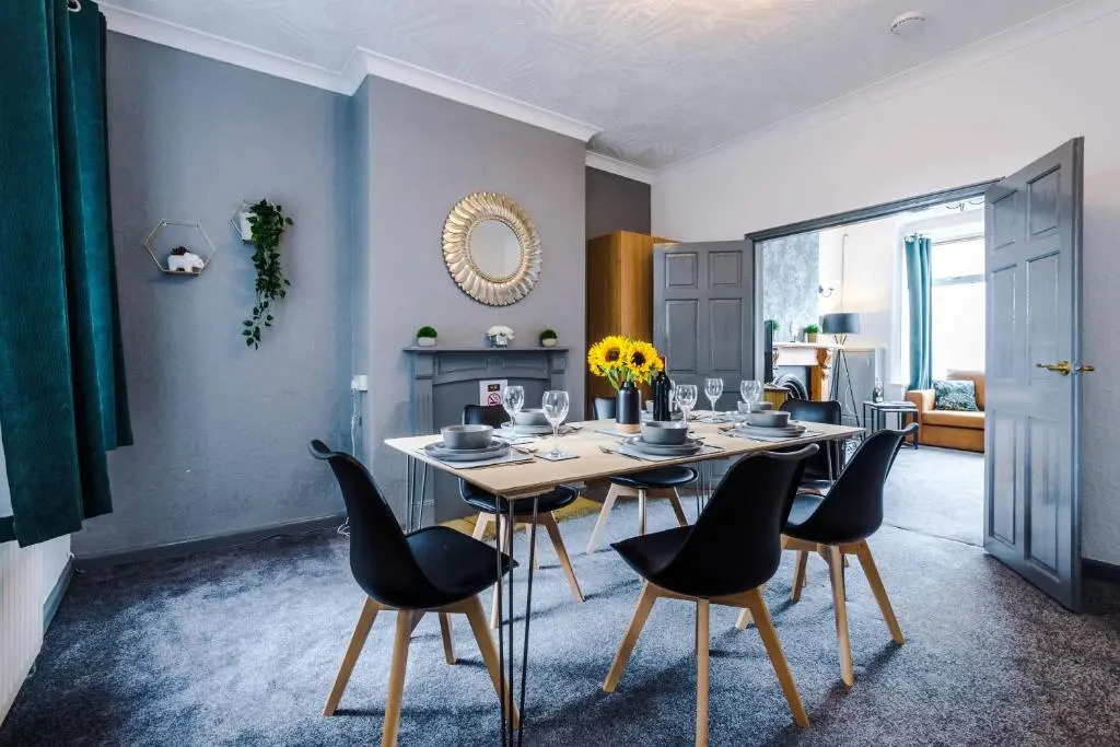 Spacious 4-Bed House in Crewe by 53 Degrees Property, Long-term discounts, Ideal for Contractors