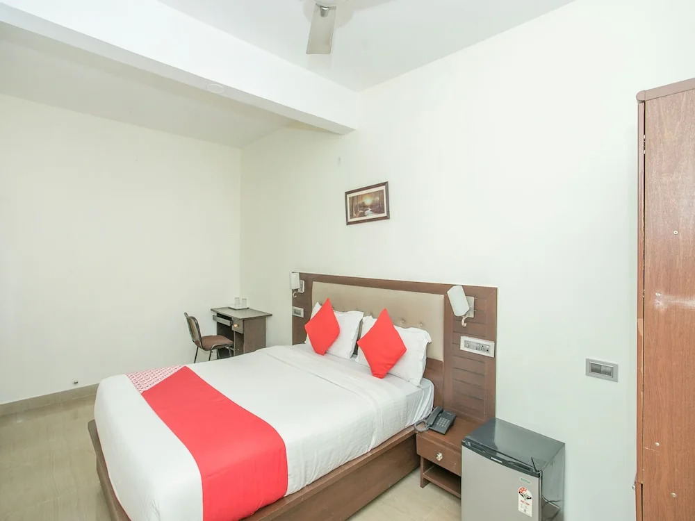 OYO 13170 Sky Suites