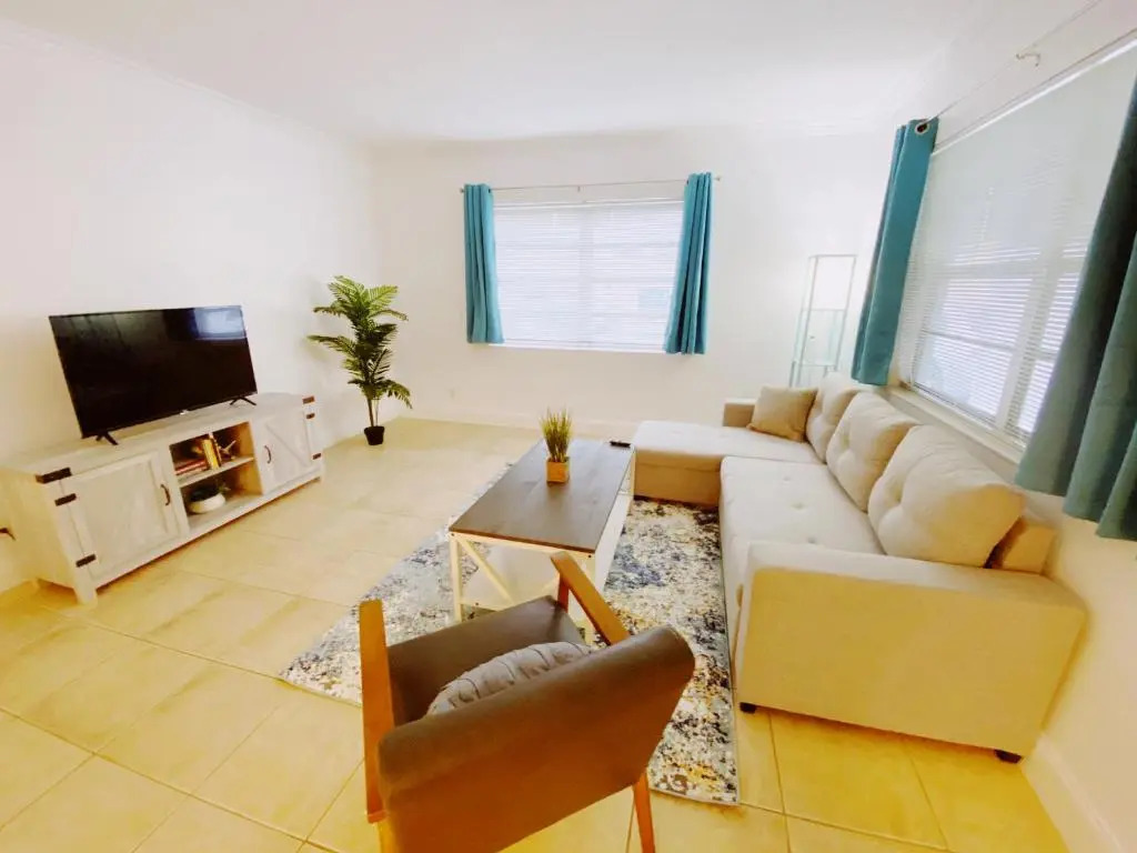 Bayview Regency Apartments By Lowkl
