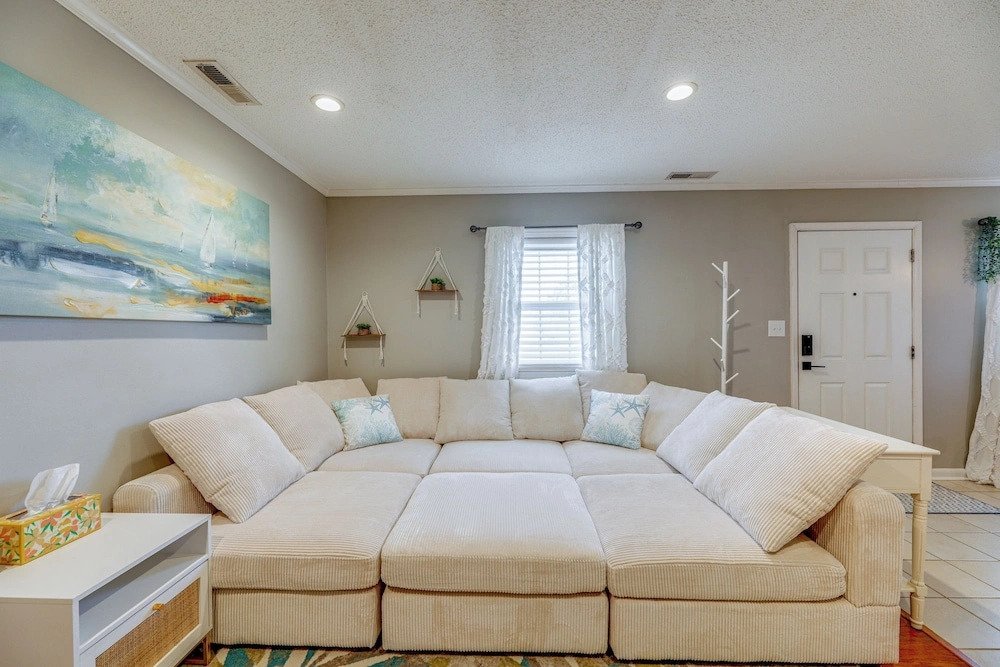 Bright & Airy Condo: Walk to Beach/boardwalk