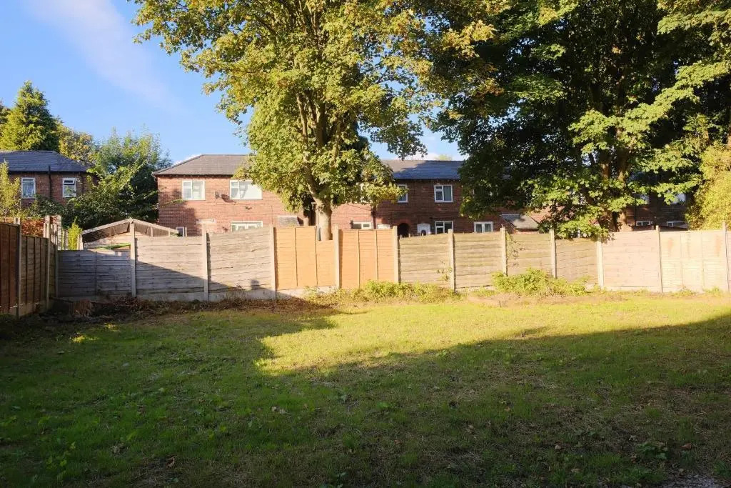 Byron House- Close to M60 and Supermarket