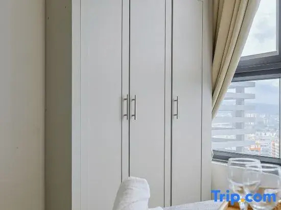 Stylish 4BR M Vertica Walk to MRT & Velocity Mall