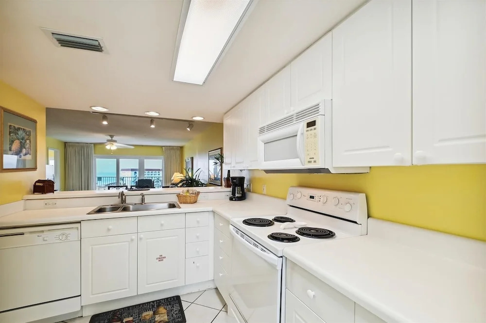Seacrest 707 is a Gulf Front 2 BR on Okaloosa Island by RedAwning