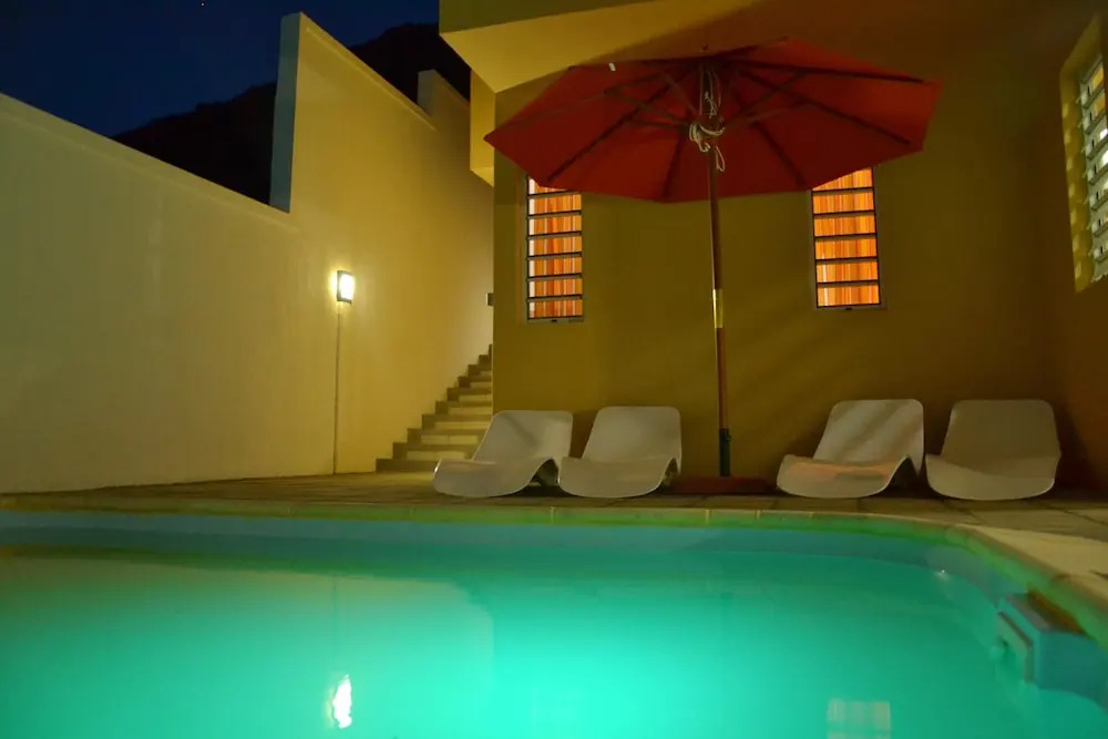 Studio in Black River, With Shared Pool, Enclosed Garden and Wifi - 1 km From the Beach