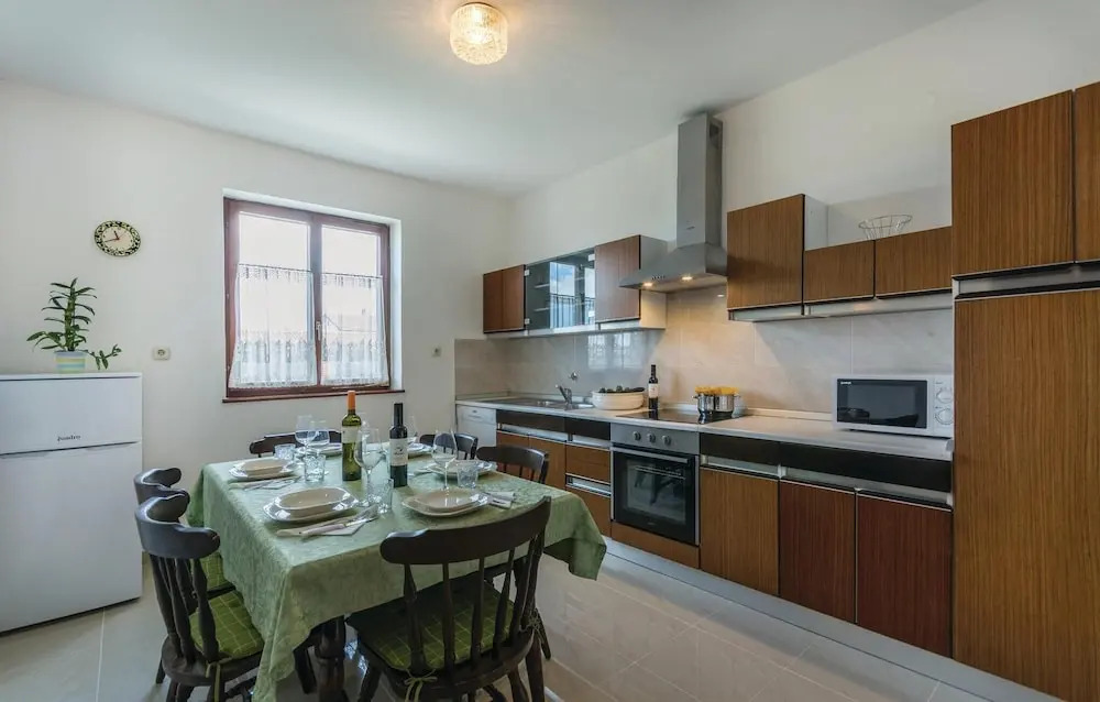 Nice Home in Brtonigla With Wifi and 3 Bedrooms