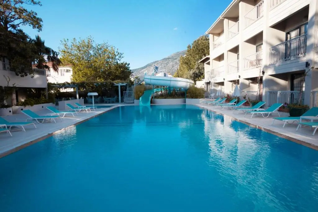 1 Room, Luxury shared pool apartment
