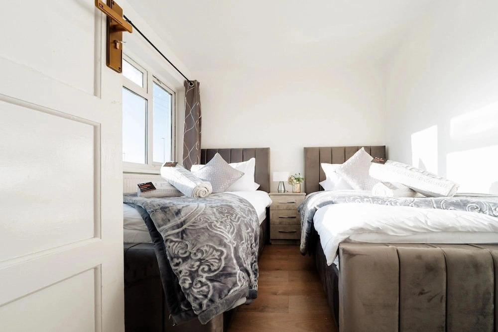 5 min to Heathrow Sleeps 15 Free Parking For 2