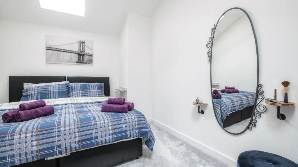 Stunning 2 bed with outside balcony, super king beds and 75’’ TV!