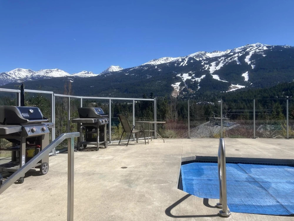Large 2-bedroom Whistler Condo for up to 6 People w Swimming Pool hot tub