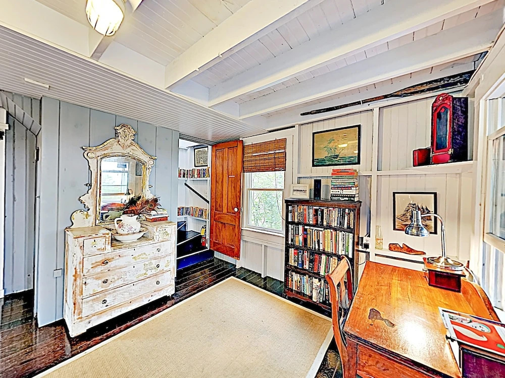 Hilltop Beach Getaway, Stunning Bay Views 3 Bedroom Home