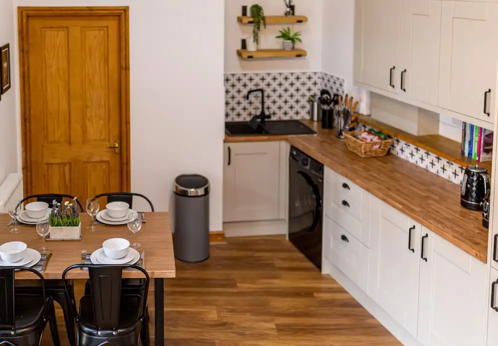 ByEvo Oswestry Barn - Quirky romantic retreat or Cosy contractor base