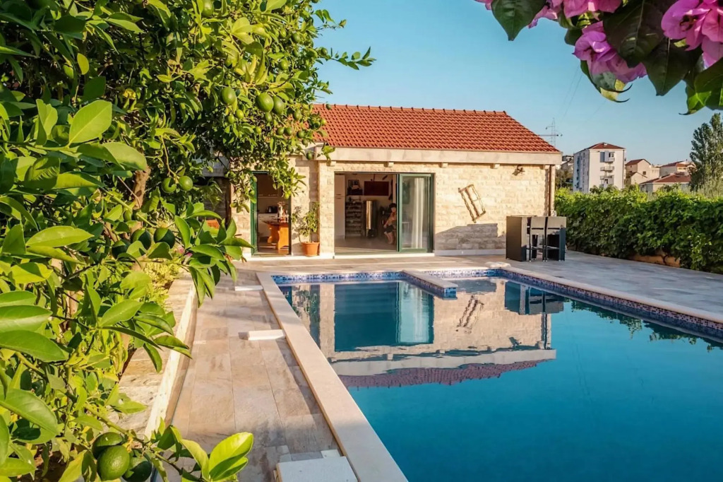 Stunning Gold Apartment with Oasis Pool