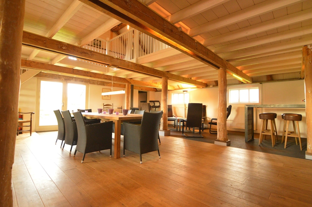 Detached Atmospheric Farmhouse with Large Garden & Privacy near Dalfsen
