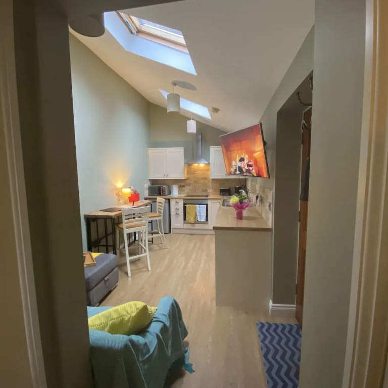 Private Annex, Parking, Wifi, 2mins to J48 A1 M1