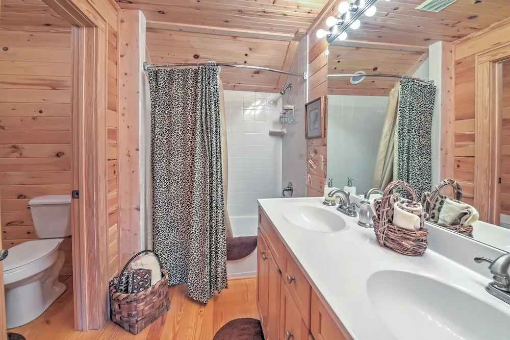 Dream Catcher: Luxe Cabin w/ Large Deck + Mtn View