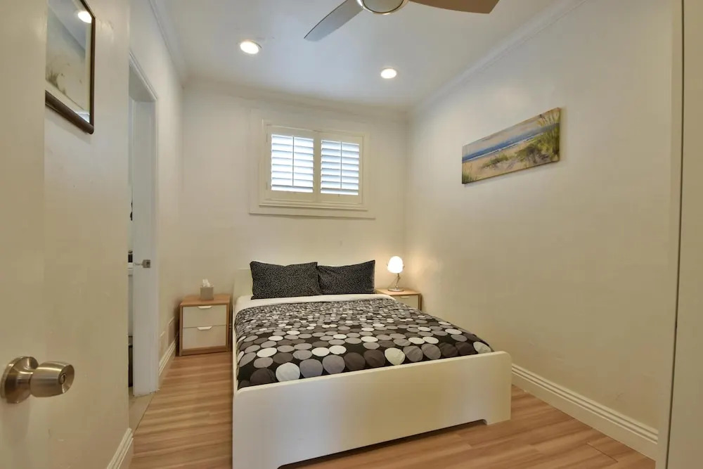 A3 Modern Home Next to Beach Sleeps 4 With AC and Beach Essentials