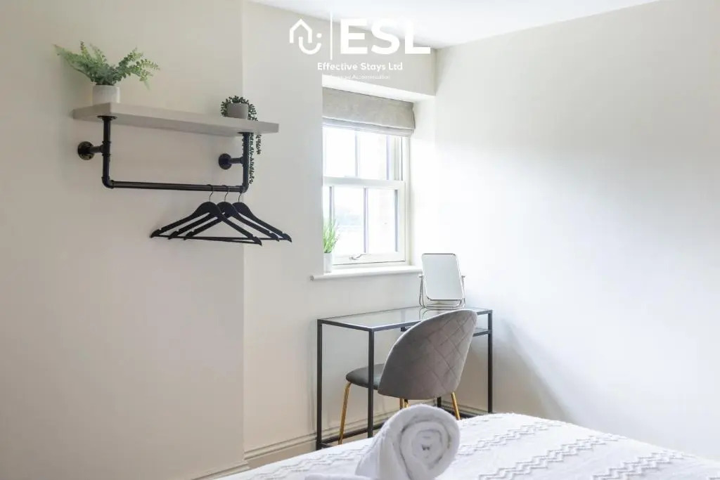 Free Parking - Shrewsbury Square - Central 2 Bedroom Top Floor Apartment