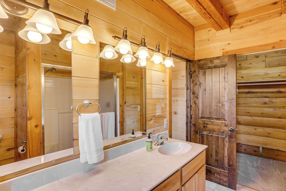 5 Mi to Dwtn: Pagosa Springs Cabin w/ Mtn Views!