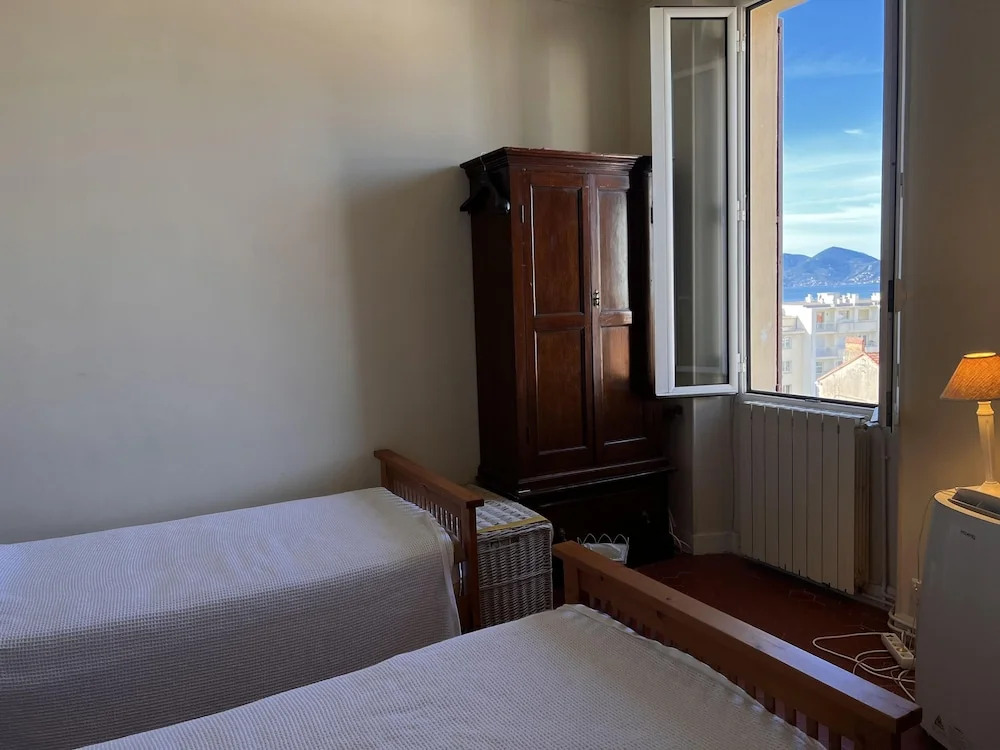 Charming 2 Bed Apartment With Balcony Located in Cannes Old Town Easy Walk to the Palais and Beaches - 120