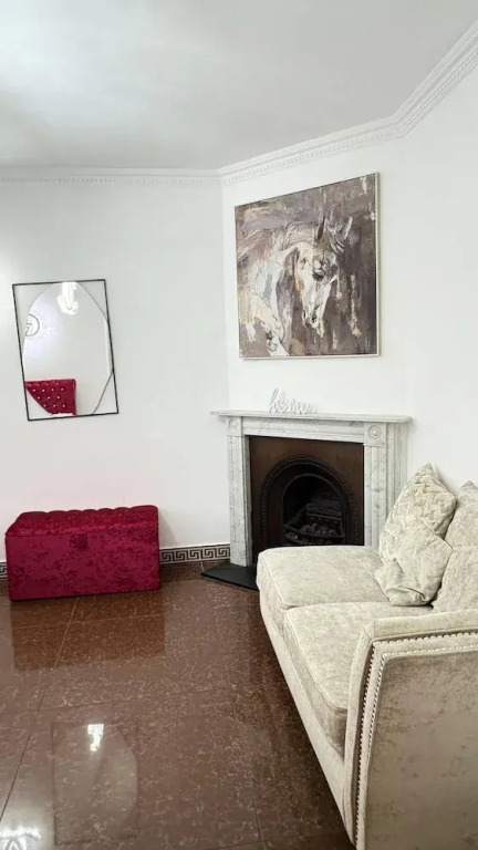 Luxurious West London Retreat With Hot Tubs & Easy Access to Central London