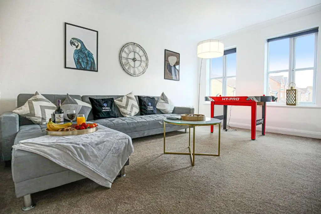 Large 6 Bedroom House with Free Parking, Smart TV with Netflix, Fast Wifi, Air Hockey & Garden by Yoko Property