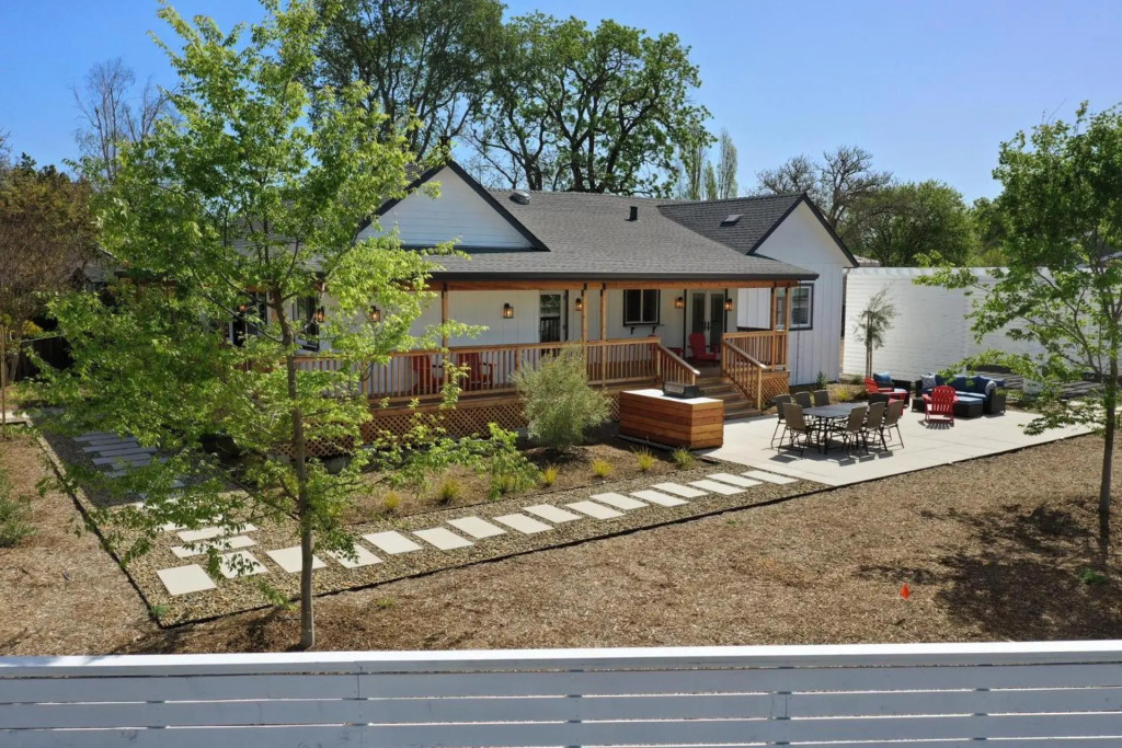 Completely Remodeled Farmhouse With Stunning Views Of Dry Creek Valley