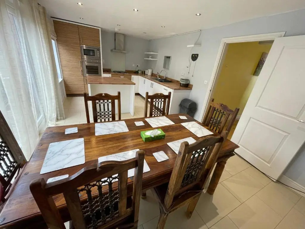 Holiday Home In Cardiff, Sleeps 8