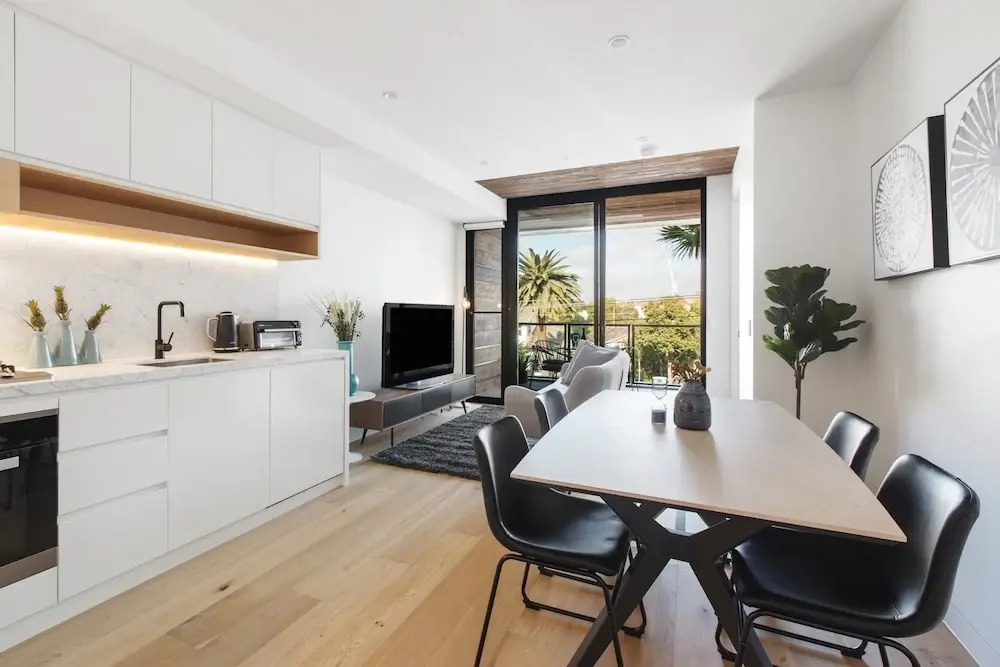 Chic 1-bed With a Sleek Balcony Near Shops