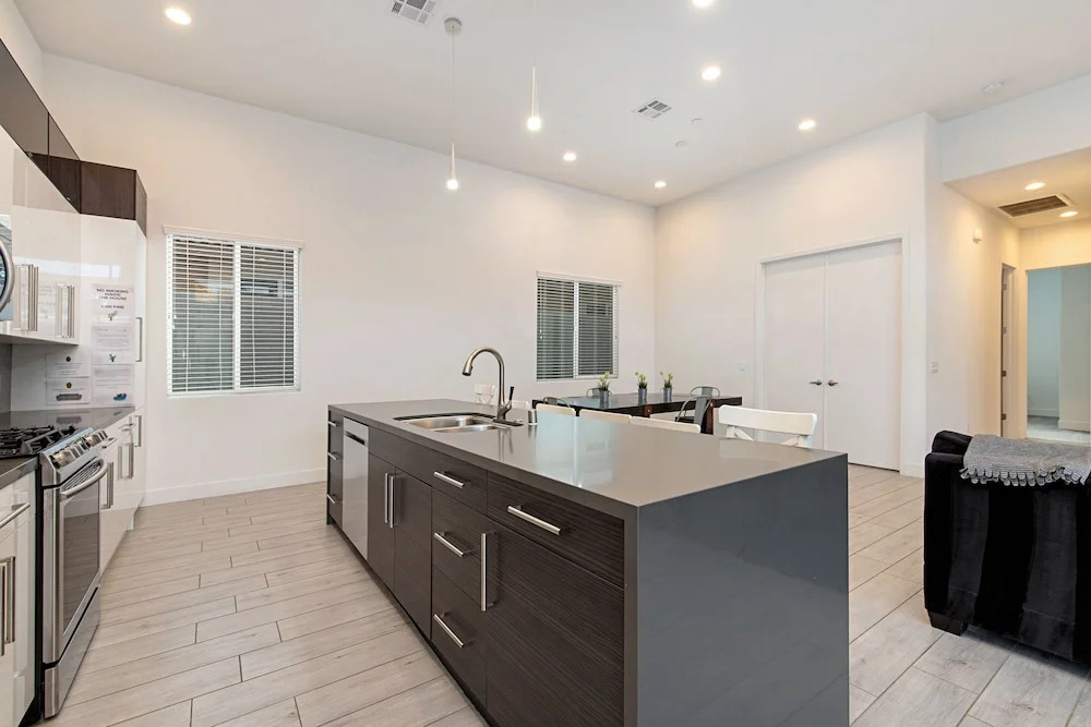 New With Pool + Hot Tub, Close To Downtown 4 Bedroom Home