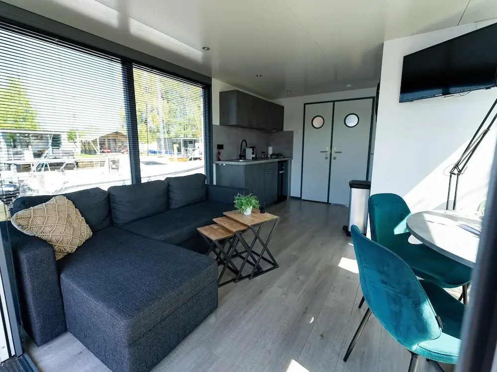Houseboat in Heeg With Stunning Marina Views