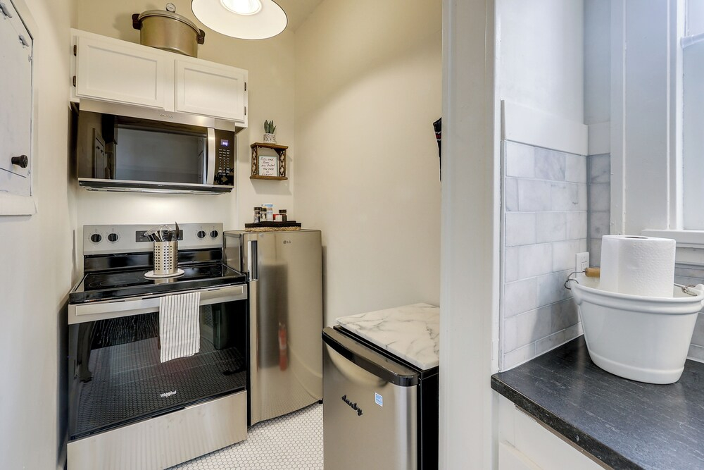 Historic Home Overlooking Central Riverside Park!