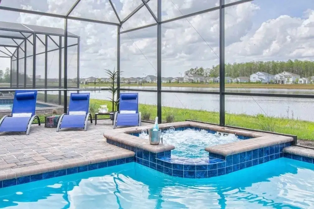 Storey Lake 8 Bed Lake Front Pool & Spa - 1684str 8 Bedroom Home by RedAwning