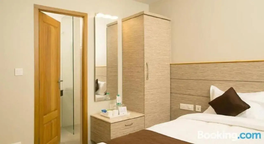 Sri Aadhish Grand Hotel
