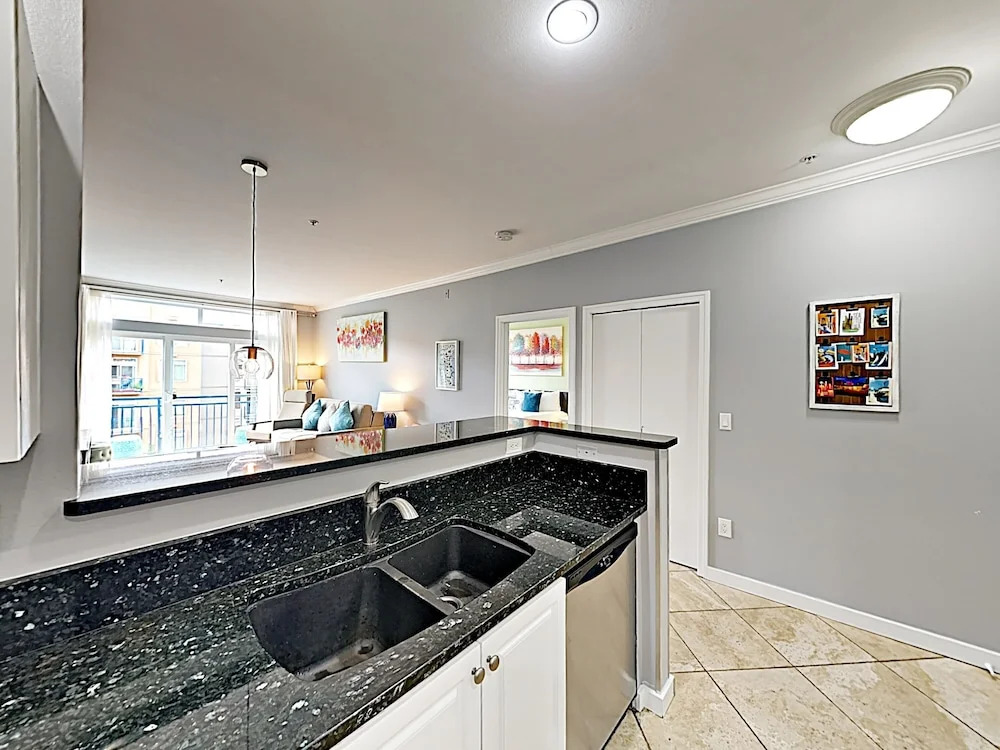 Chic Belltown Court W/ Pool & Rooftop Deck 2 Bedroom Condo