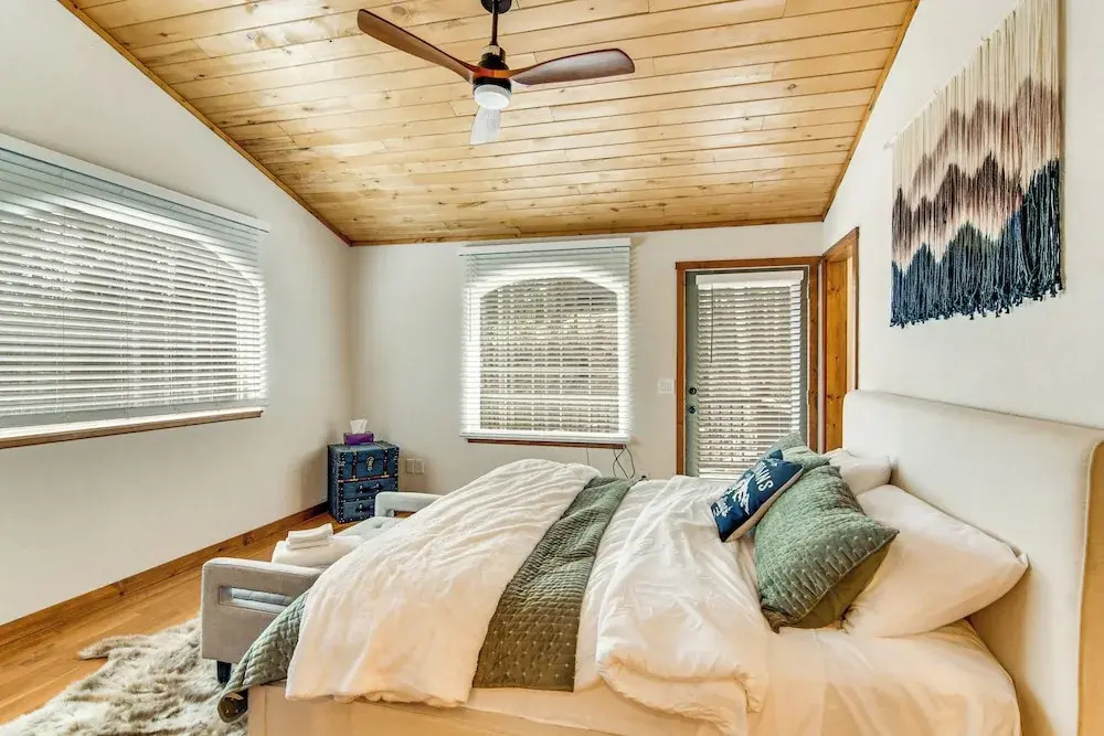 Wooded Retreat w/ Private Hot Tub in Evergreen