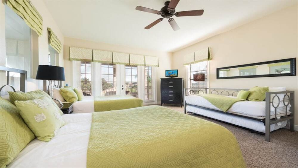 A Beautiful 5 bed villa with a pool & spa