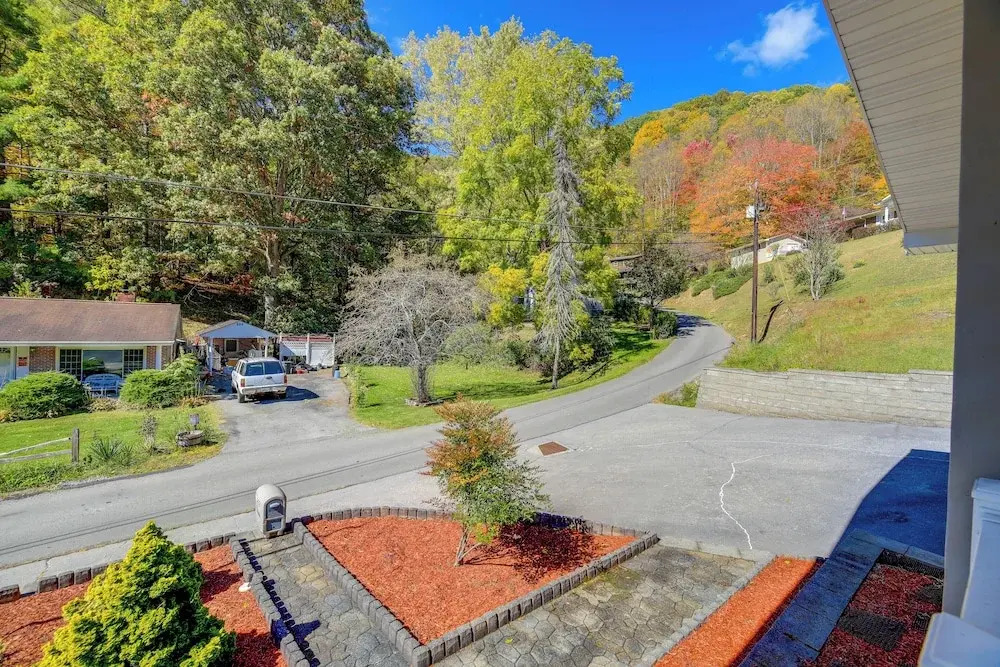 Laptop-Friendly Appalachian Mountain Retreat