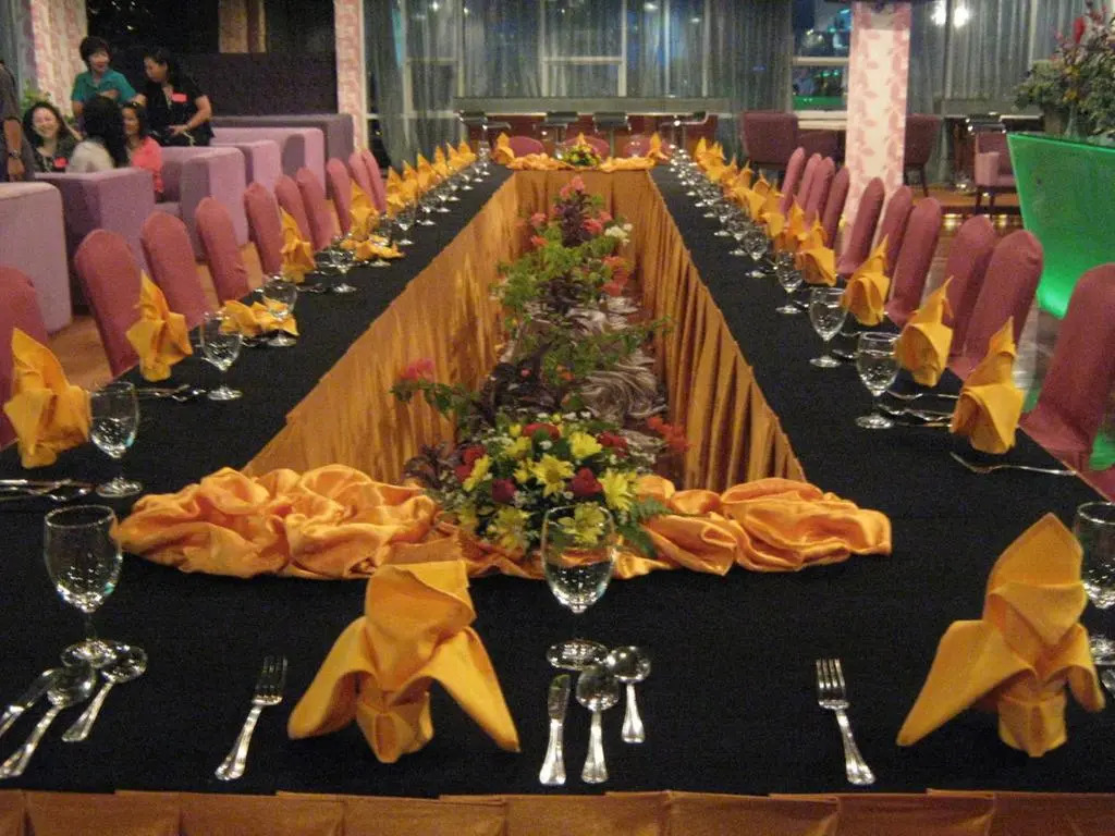 Courtyard Hotel 1Borneo