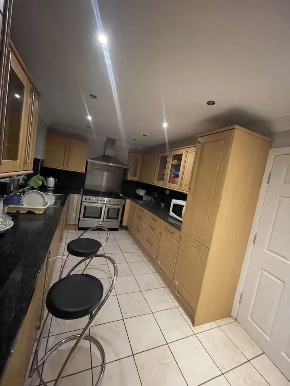 Luxurious 6-bed Entire House in London Ilford
