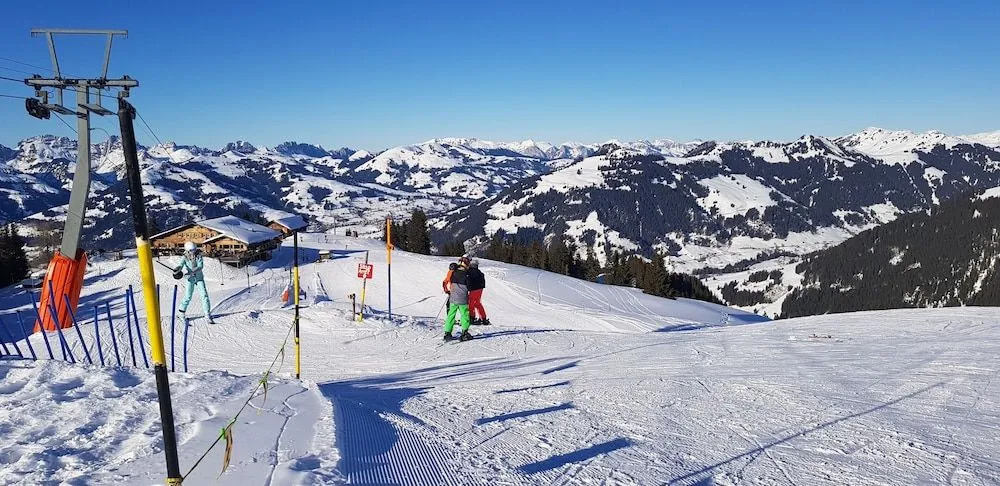 Alpenchalet Weidhaus Gstaad - Dachwohnung - Studio - Stockbettzimmer