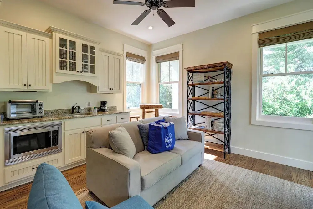 Cute Little Cottage! Perfect Getaway! 2 Pools! Sleeps 4!