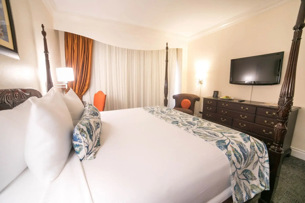 Courtleigh Hotel & Suites