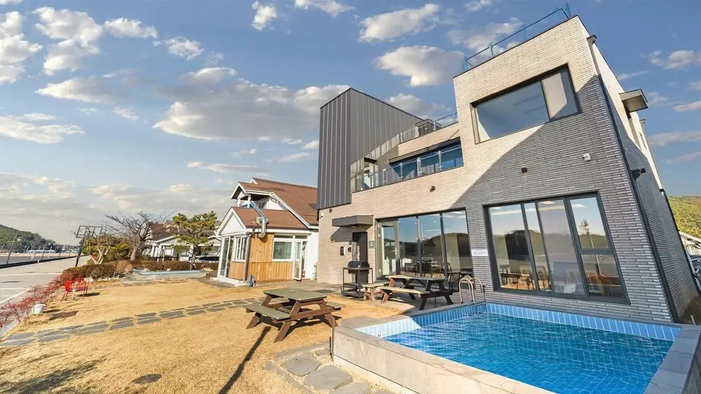 Daebudo Atiko Dokchae  Pool Villa