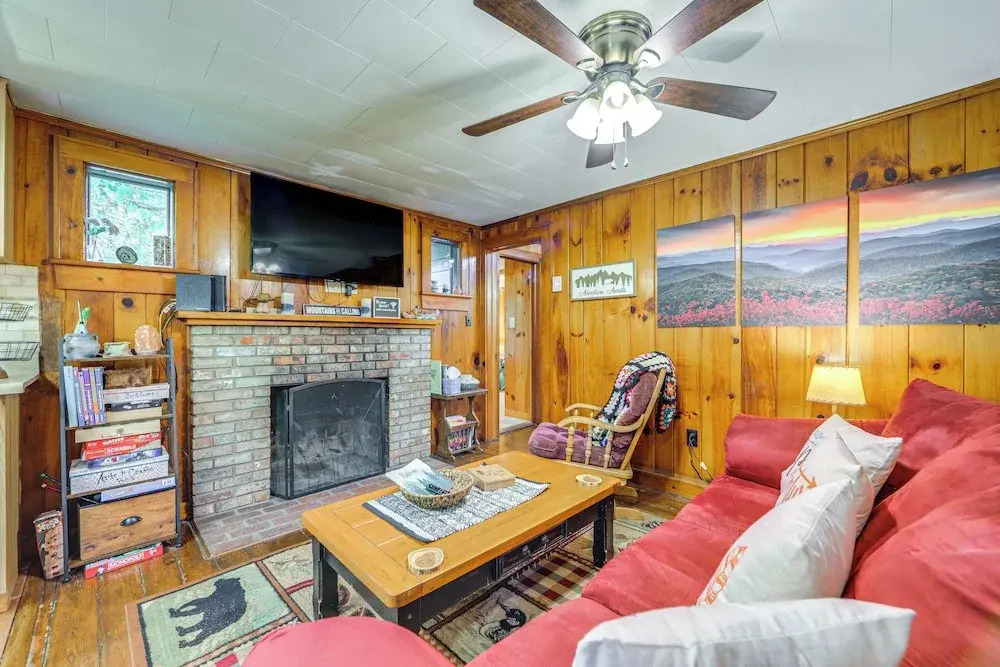Pet-friendly Creekside Cabin w/ Pool Access!