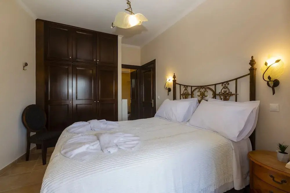 Solaris Methea- Luxury Central Villa by the Castle