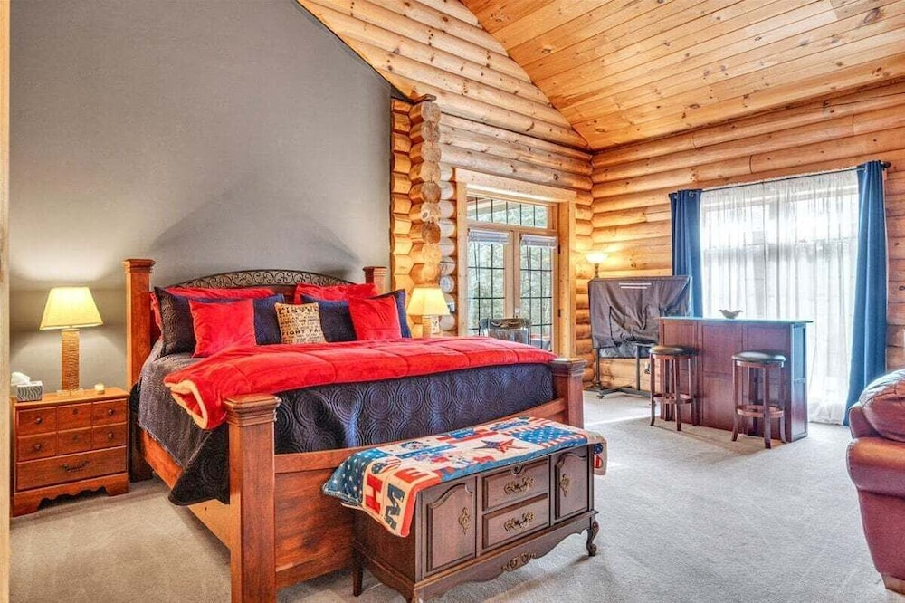 Liberty Pines - Lakefront Log Home, Swim Spa & Game Room