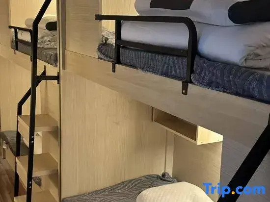 Shenyue International Youth Hostel (Pingzhou Subway Station)