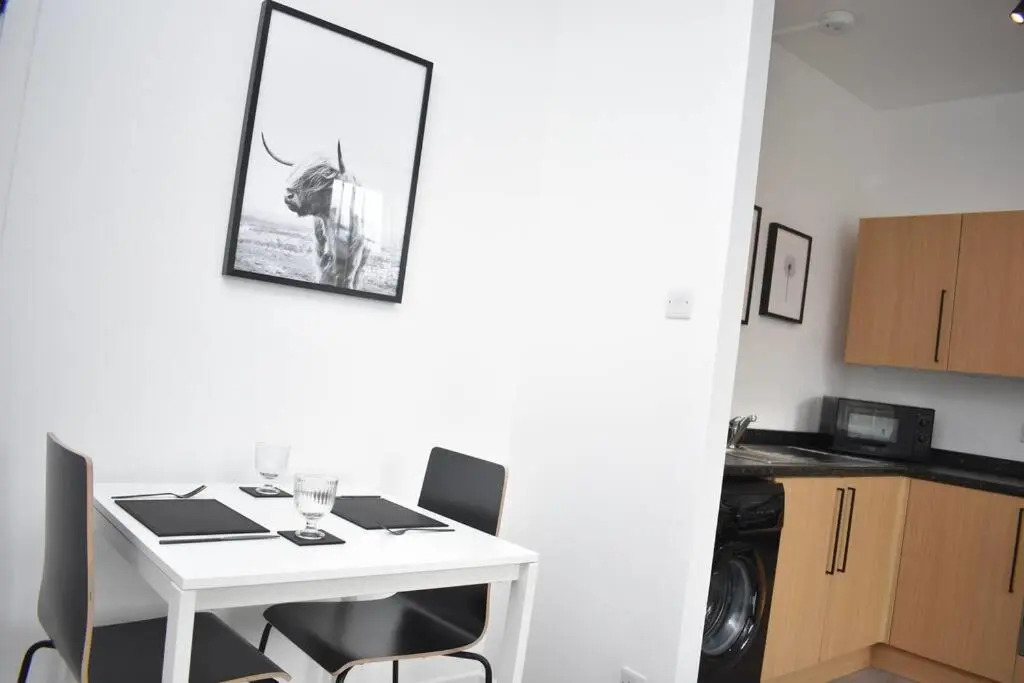 Modern & Bright 1 Bed for 4 Close To City Centre! (Adults Only)