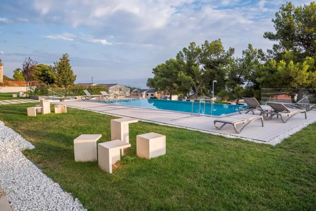 The Majestic Bel Etage Upscale Apartment with Pool